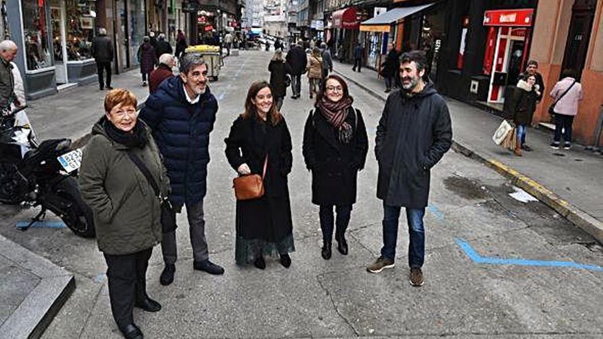 La alcaldesa y el concejal de Movilidad, con la presidenta de la federación de vecinos, ayer, en Alcalde Marchesi.