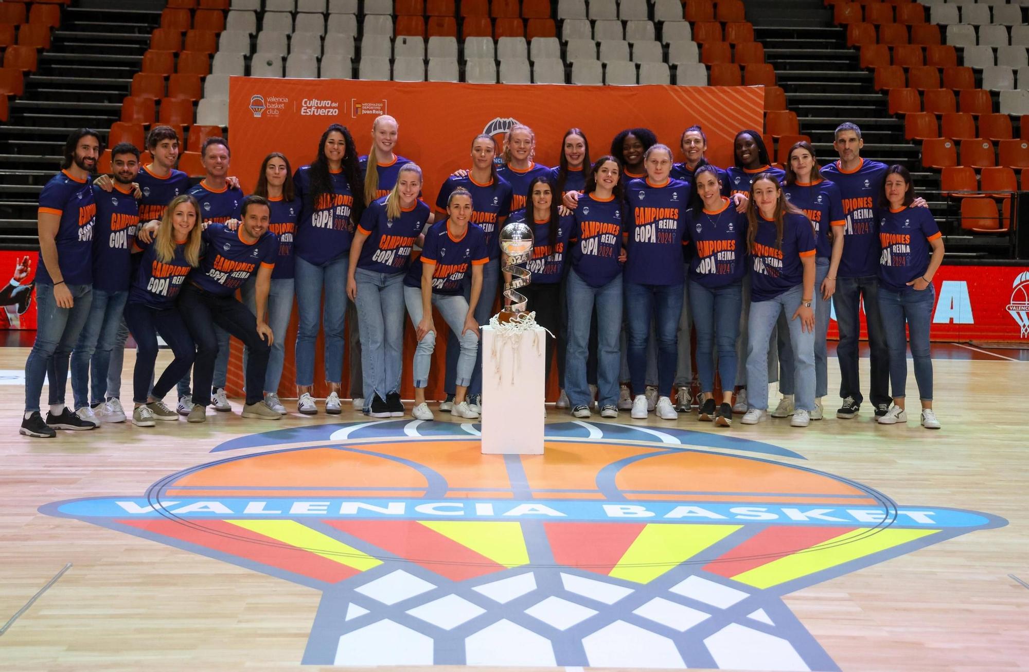 El Valencia Basket celebra a lo grande la Copa de la Reina con su afición