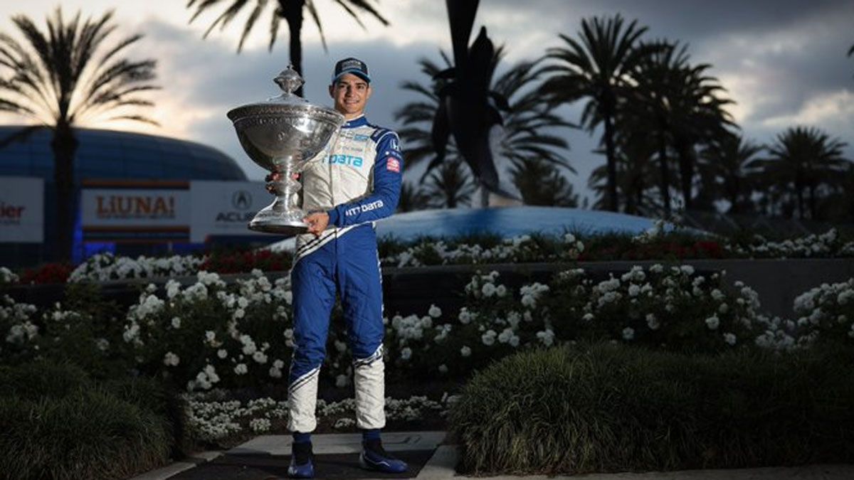 Àlex Palou, con su trofeo de campeón