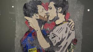El grafitero TVBoy plantó a Messi y Ronaldo besándose, en el Passeig de Gràcia, en el 2017.