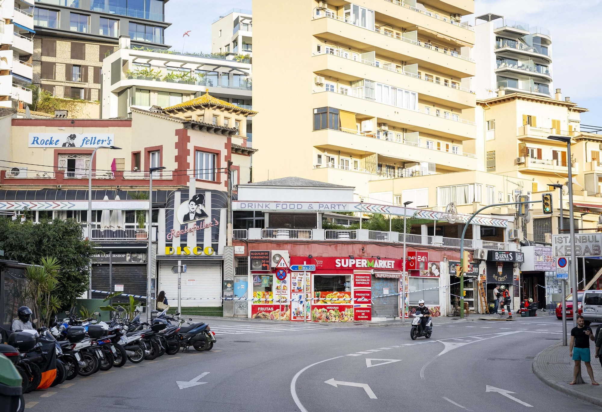 Precintan cinco locales comerciales y la terraza de un bar nocturno de Cala Major por riesgo de derrumbe