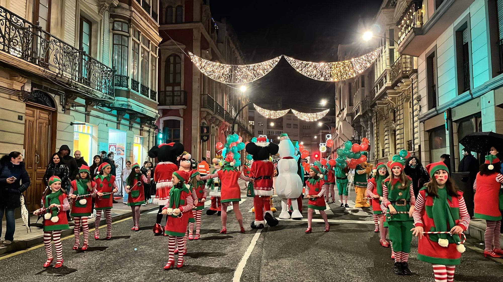 En imágenes: El espectacular desfile de Papá Noel por las calles de Luarca