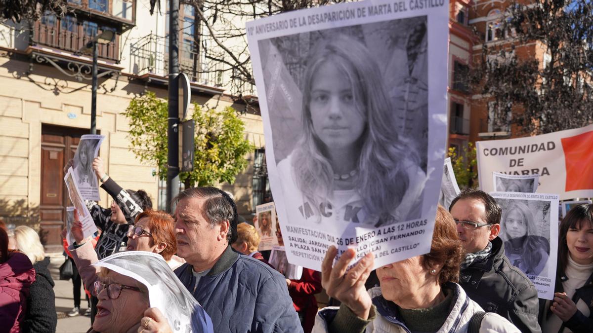 Una mujer sostiene un cartel con la fotografía de Marta del Castillo.