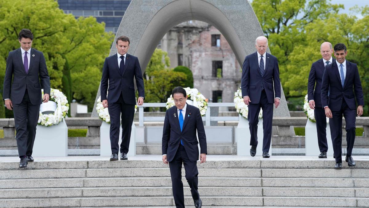 Los líderes del G7 visitan el Memorial Park para las víctimas de la bomba atómica en Hiroshima, entre protestas