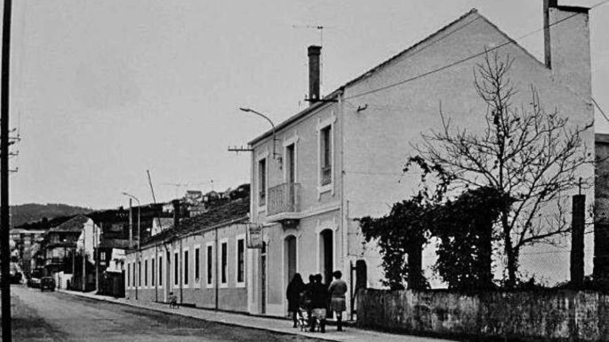 Una imagen antigua de la casa cuartel de la Guardia Civil en Bueu, en la calle Pazos Fontenla, datada en los años 60.