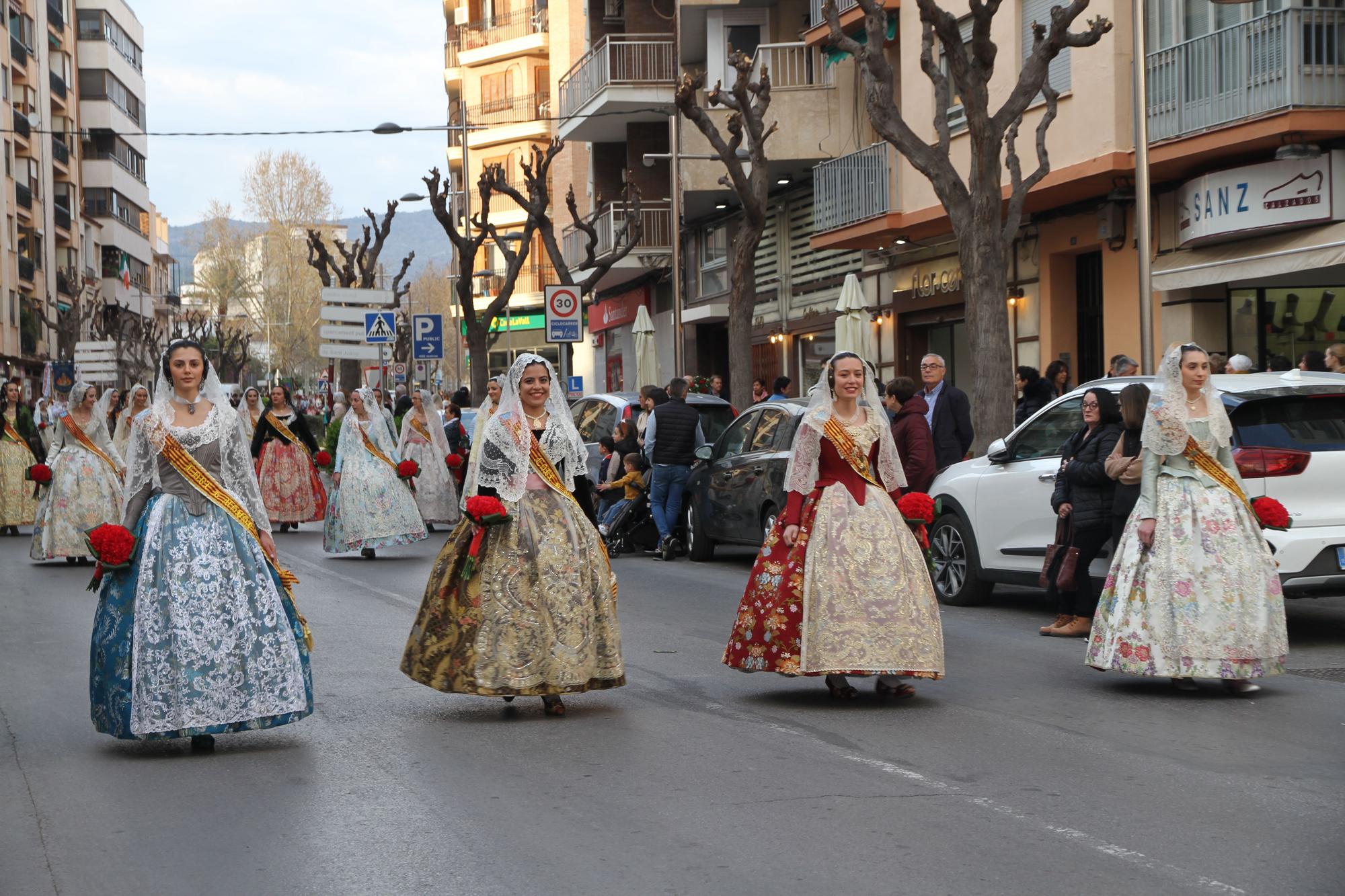 Emotiva y participativa ofrenda en las Fallas de la Vall