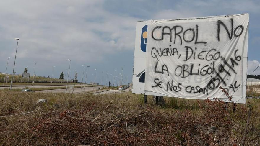 Pancarta que anuncia una boda a la entrada de Avilés.