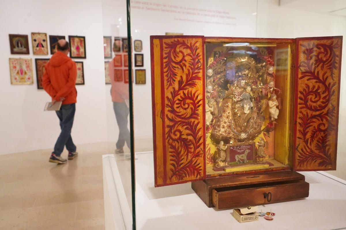 Un hombre contempla la muestra "Lo sagrado en lo cotidiano".