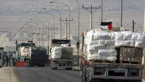 Camiones jordanos con ayuda humanitaria para Gaza.