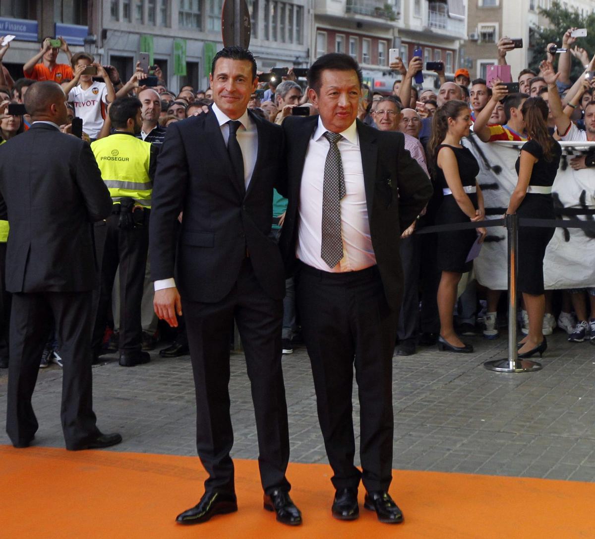 Amadeo Salvo y Peter Lim, en la foto del 26 de octubre de 2014, día en que el magnate singapurense se presentó en Mestalla ante la afición.  | MIGUEL ÁNGEL MONTESINOS