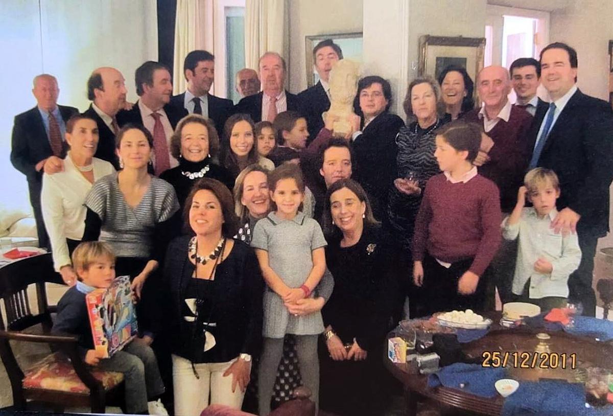 Foto familiar en Bellavista, 40, con el busto de Antonino Pío, en la Navidad de 2011; de nuevo en casa tras su desaparición en 2004.