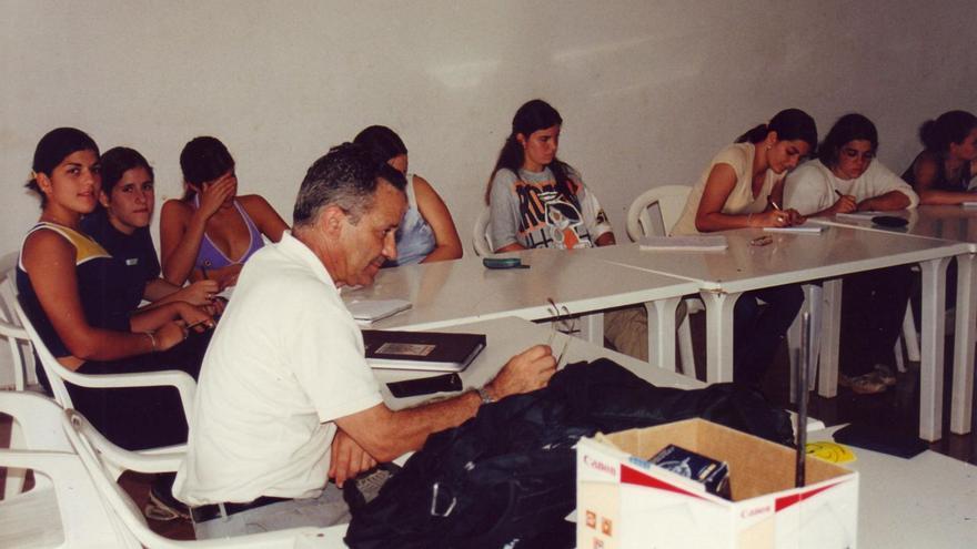 Un momento de clase de Luis Balbuena con sus alumnos en 2001.