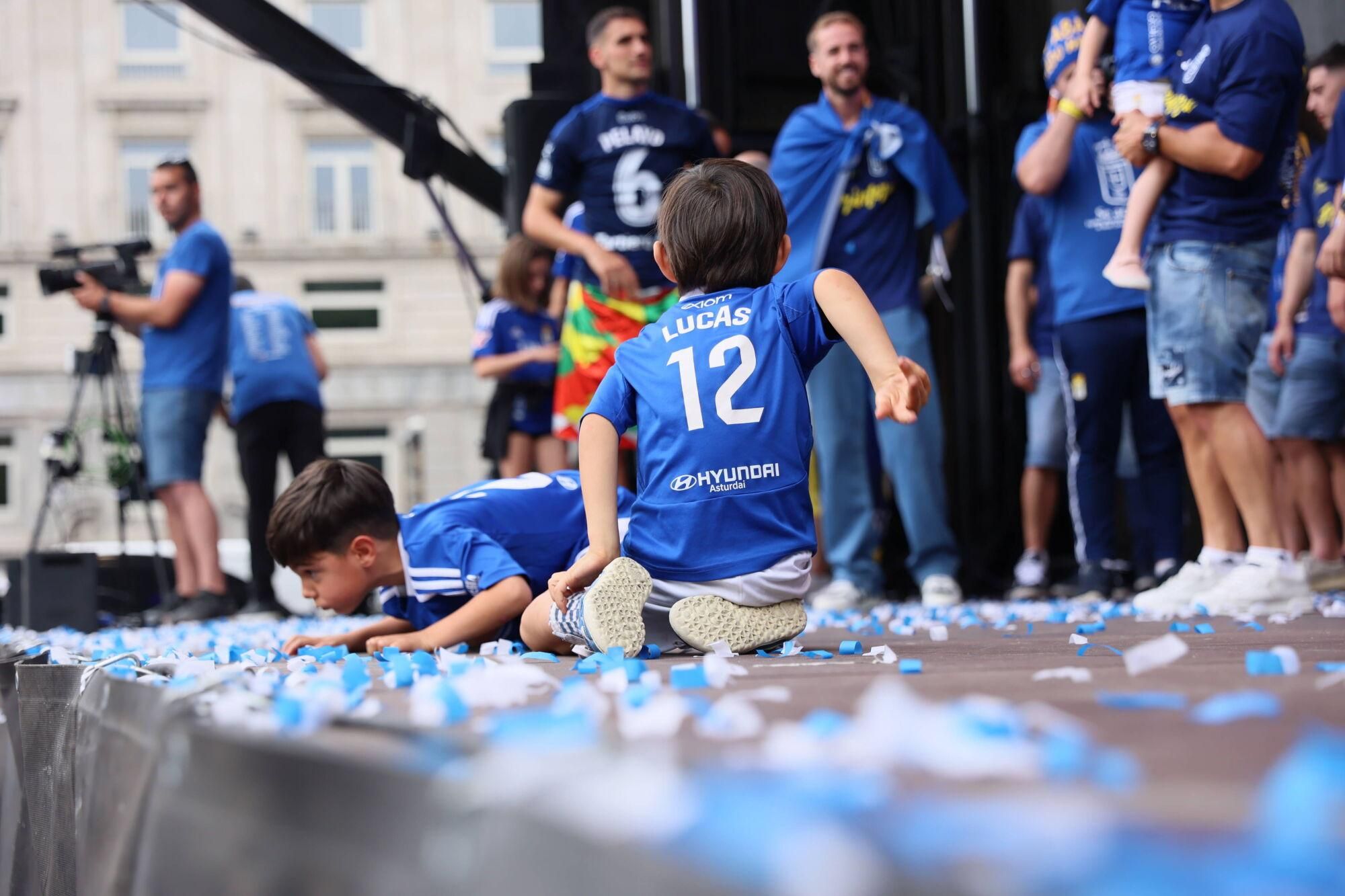 Locura azul en las calles de Oviedo para celebrar el ascenso del equipo a Primera División