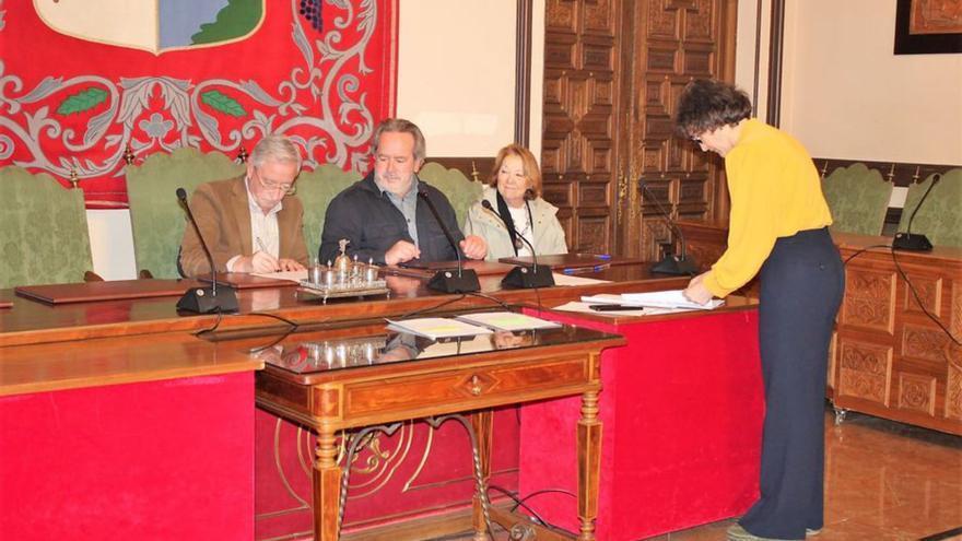 Firma del contrato para el uso de los huertos municipales. | Cedida