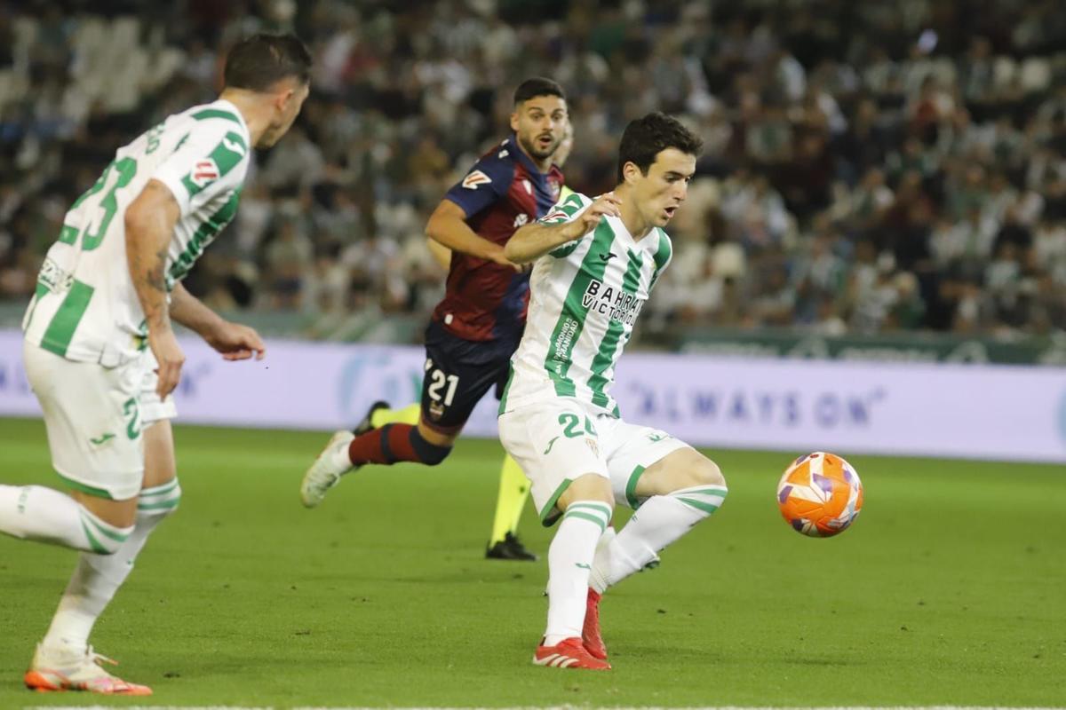 Jon Magunazelaia protege el esférico durante el duelo ante el Levante.