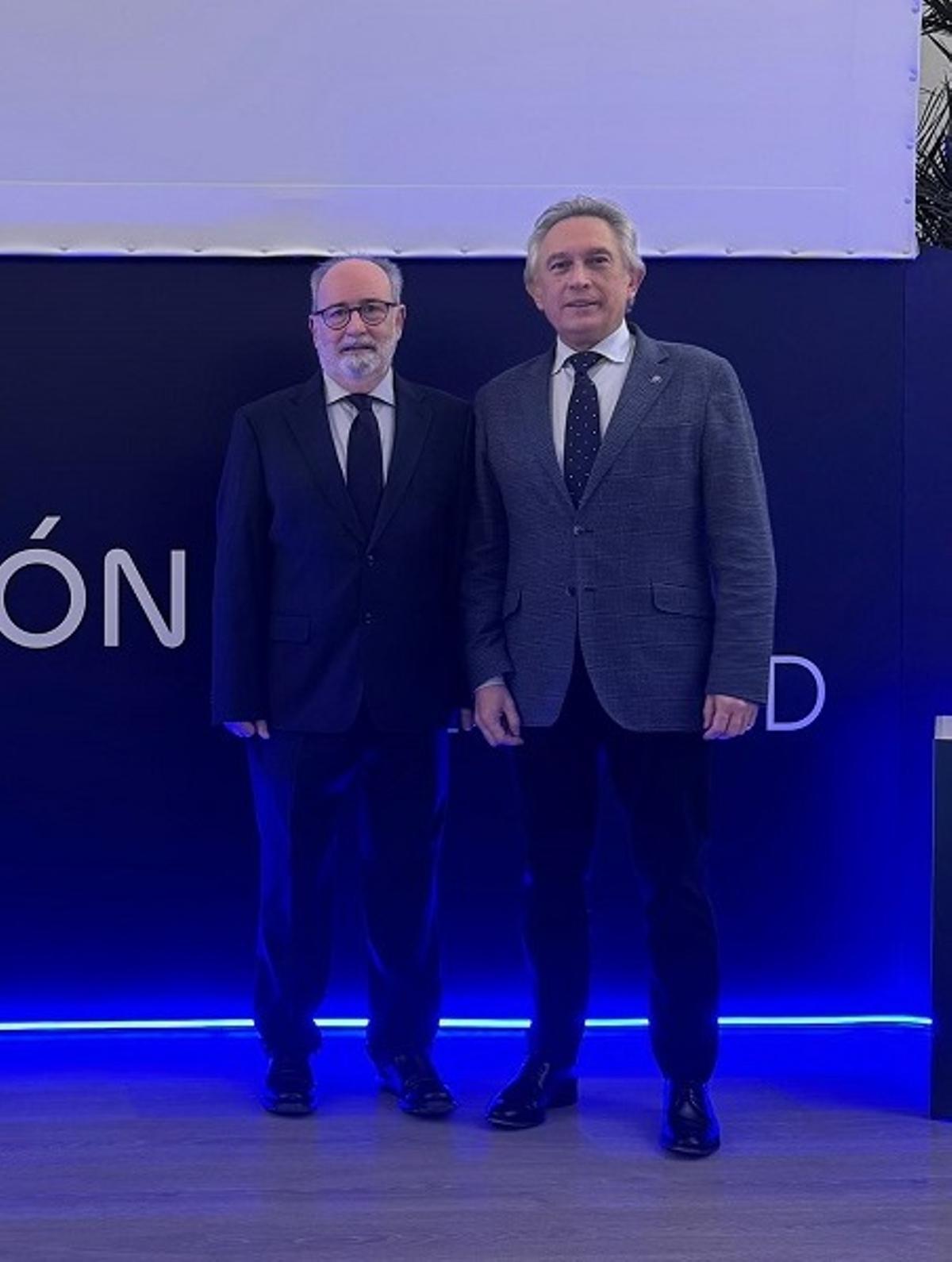 El catedrático de la UA premiado, junto al vicerrector de Investigación, en el acto del Colegio de Médicos de Alicante