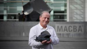 Ibon Aranberri con el galardón del Premio Fundación Macba.