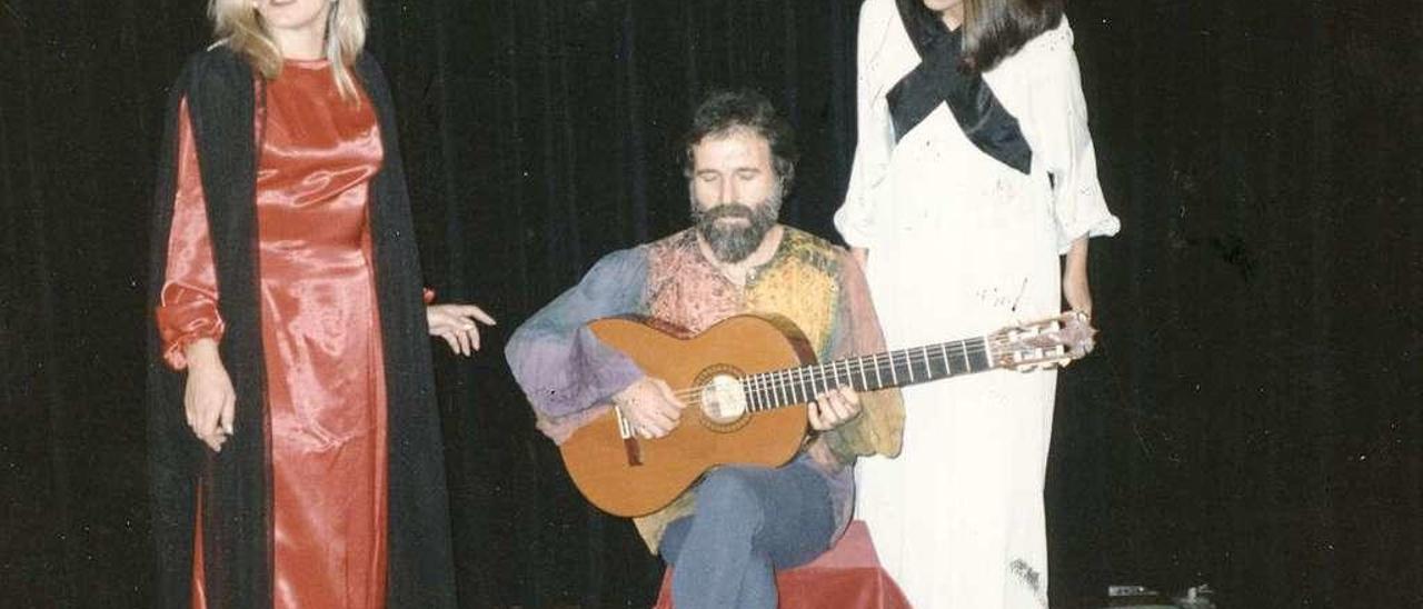 Unha representación de &quot;Nos espazos do soño&quot;. María do Carme González Otero, Tomás Camacho á guitarra e Silvia García González. Centro Cultural Caixa Vigo, setembro 1993. // FdV