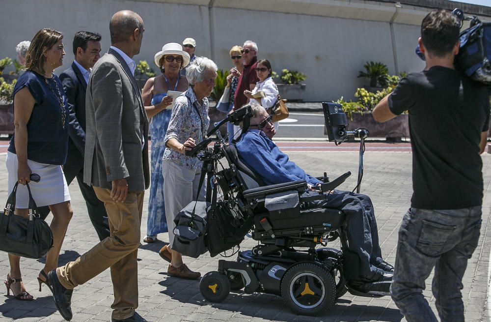 12/06/2016 CULTURA CIENCIA Llegada del físico Stephen Hawking al muelle de santa cruz en el crucero Britannia y  recibo por representantes del cabildo  puertos de tenerife y cámara de comercio para pasar un descanso en la isla y participar en el homenaje de STARMUS