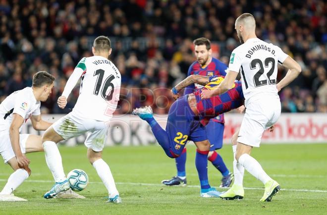 Las imágenes del partido entre el FC Barcelona y el Granada de LaLiga Santander disputado en el Camp Nou, Barcelona.