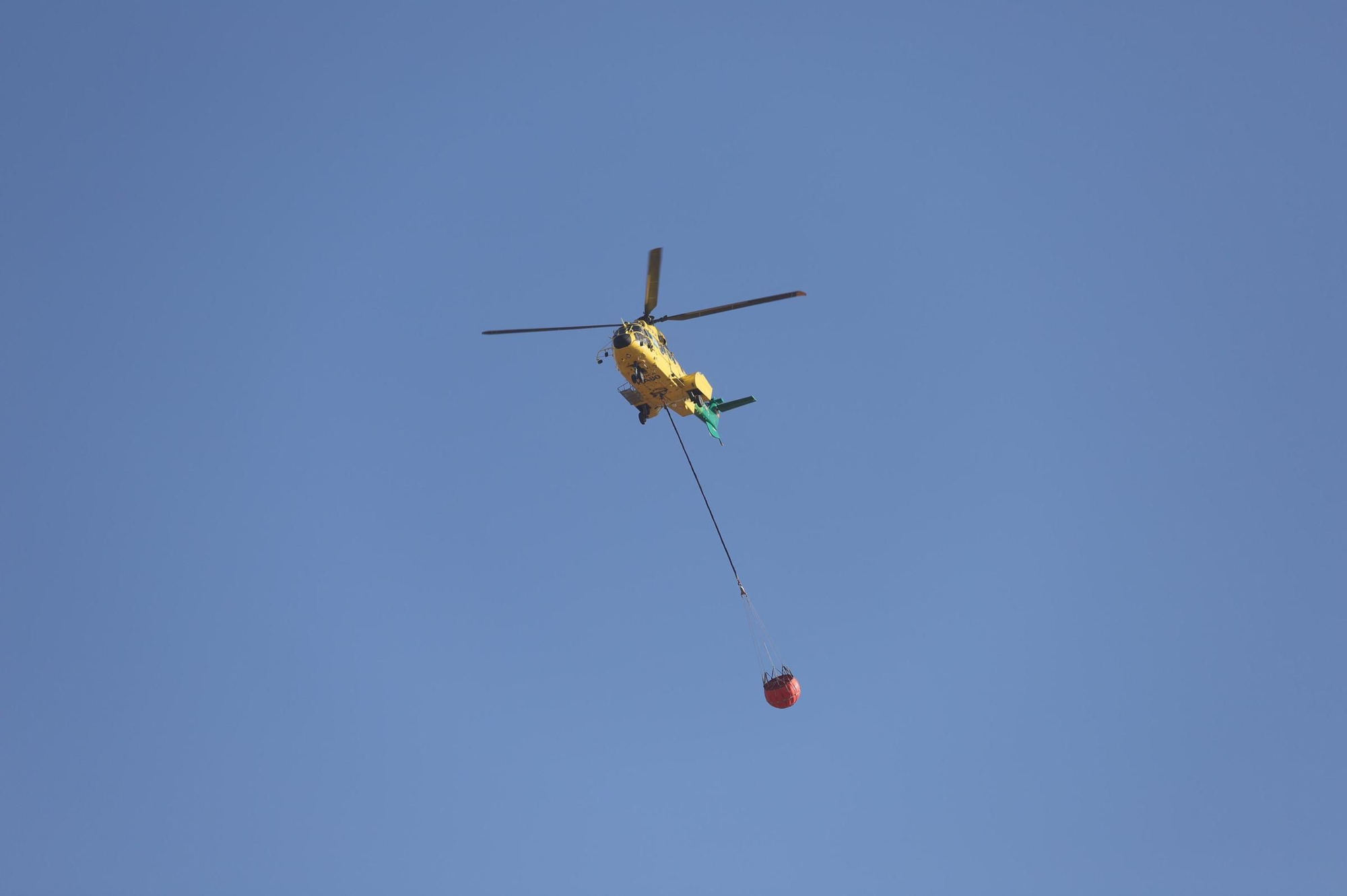 Las imágenes de la mañana en el entorno del incendio de La Albaida
