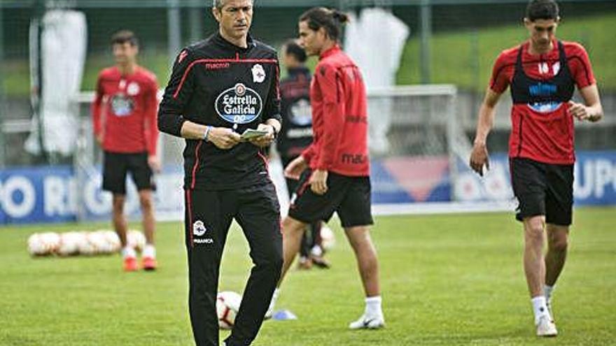 José Luis Martí, durante el entrenamiento de ayer en Abegondo.