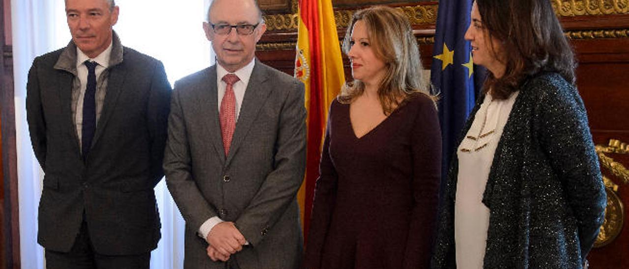 Rosa Dávila (segunda por la derecha) junto al ministro de Hacienda, Cristóbal Montoro, en una reciente reunión.