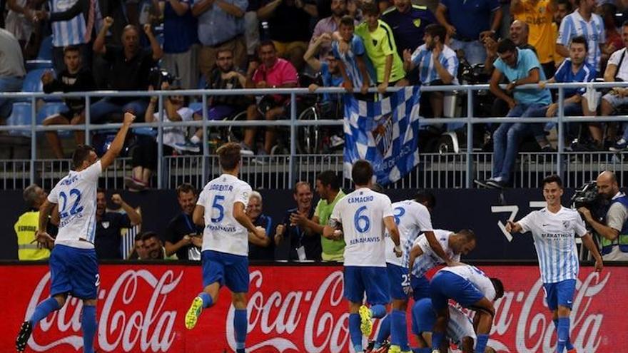 Los jugadores del Málaga CF durante el partido con el Eibar