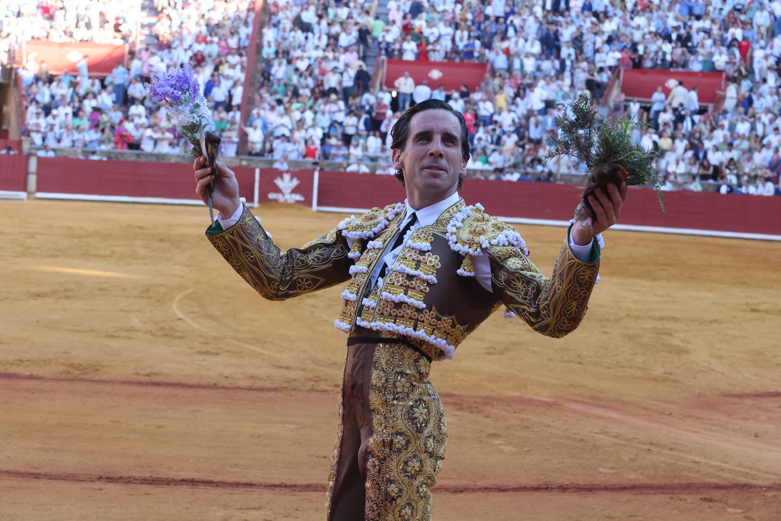 Román toma la alternativa y la puerta grande se abre para Roca Rey y Ortega