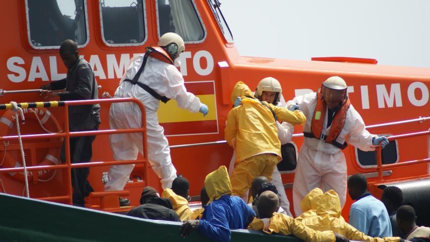 Rescatan una patera con unas 60 personas y buscan otra que se dirigían a Canarias