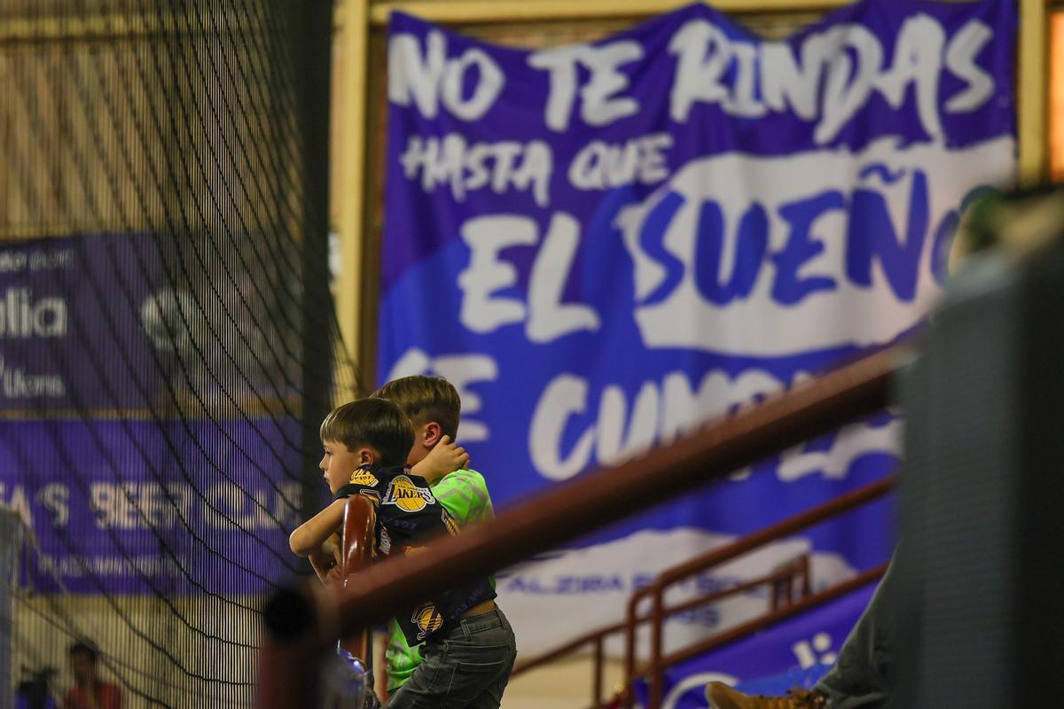 Dos jóvenes aficionados del Alzira FS en el Palau d'Esports.