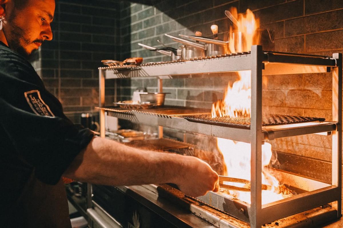 Auf dem Robata-Grill im Kansō brennt das Feuer ununterbrochen.