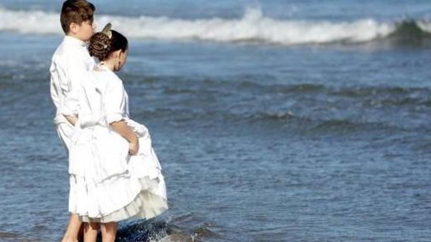 Unos niños se refrescan en la orilla de la playa de las Arenas, en València, el pasado domingo.