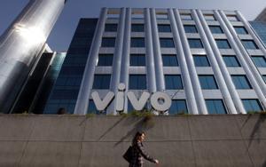 Una mujer camina por la puerta de la sede de Vivo en Sao Paulo. 