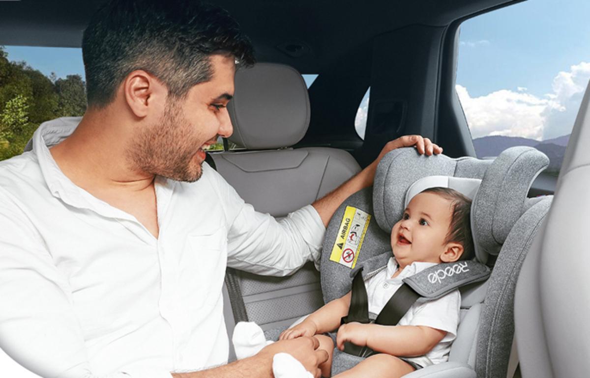 Esta sillita giratoria te hará la vida mucho más sencilla a ti... y a tu bebé