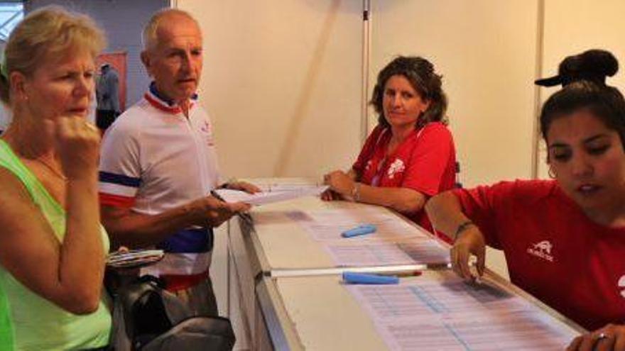 Voluntarios atendiendo ayer el registro de participantes.