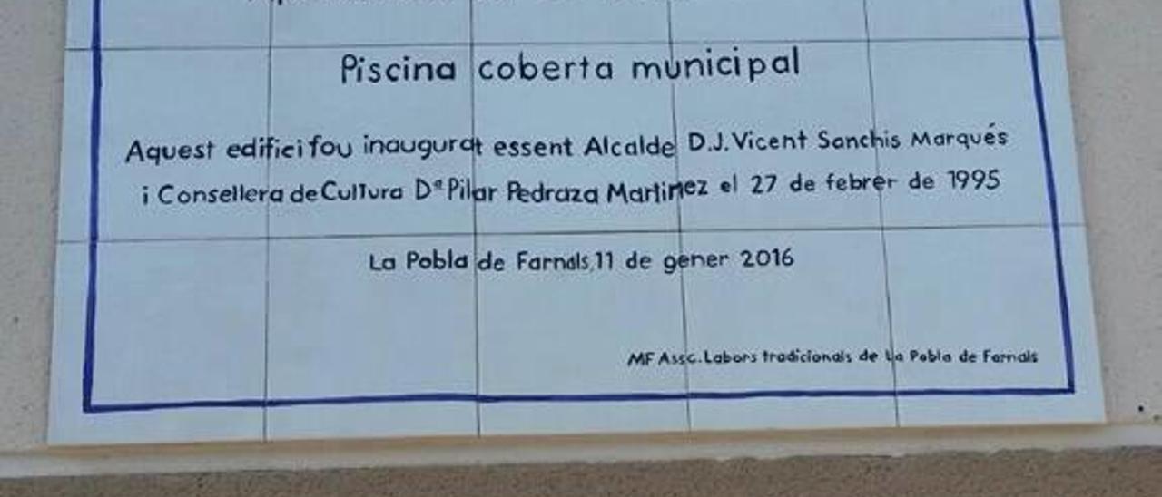 La Pobla vuelve a cambiar el recordatorio de la inauguración de la piscina municipal