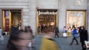 Exterior de Stradivarius, tienda perteneciente al grupo Inditex, en el paseo de Gràcia de Barcelona.