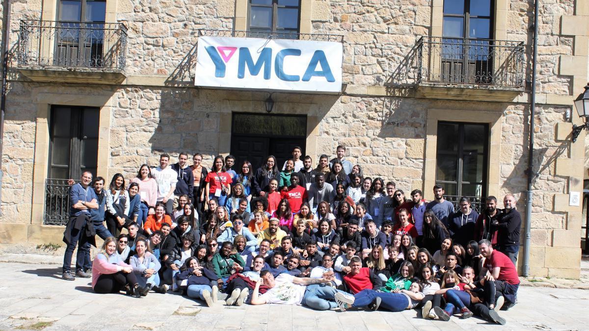 Imagen de archivo de un grupo de jóvenes durante un encuentro organizado por YMCA en el campamento de Salduero