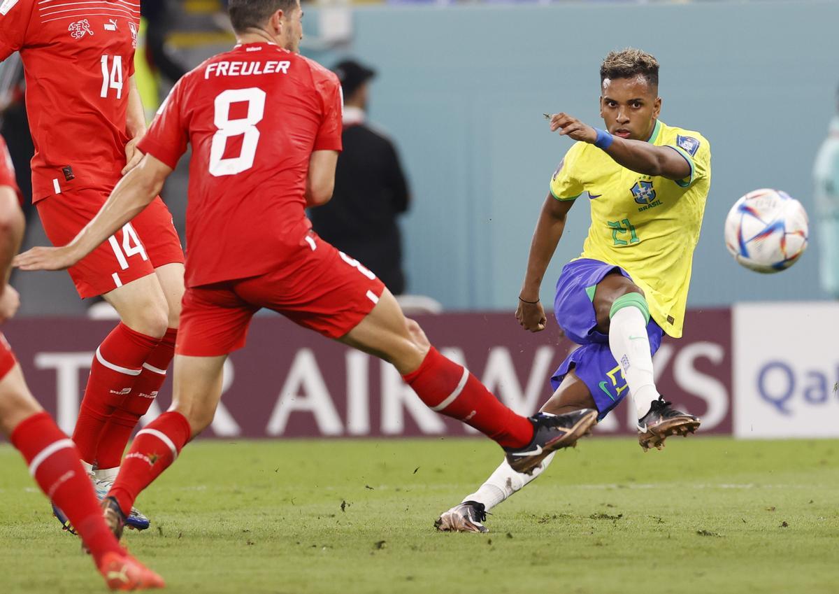 Doha (Qatar), 28/11/2022.- Rodrygo of Brazil (R) takes a shot at goal during the FIFA World Cup 2022 group G soccer match between Brazil and Switzerland at Stadium 947 in Doha, Qatar, 28 November 2022. (Mundial de Fútbol, Brasil, Suiza, Catar) EFE/EPA/Rungroj Yongrit