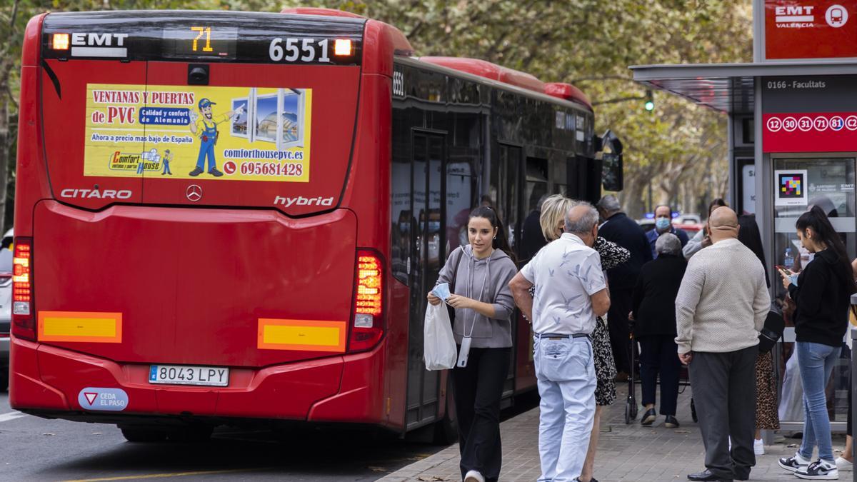 Un grupo de viajeros sube a un autobús de la EMT.