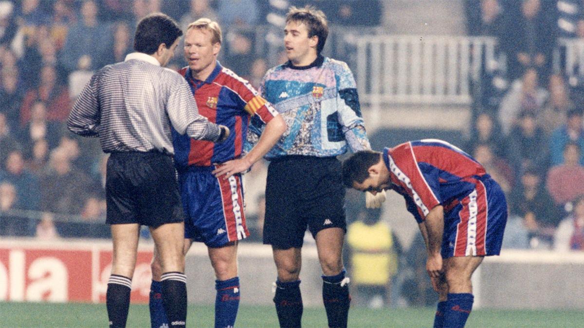 Lopetegui es expulsado por Díaz Vega en un partido de Copa de la temporada 1994/95 entre el Barça y el Atlético; Koeman es el capitán del Barça