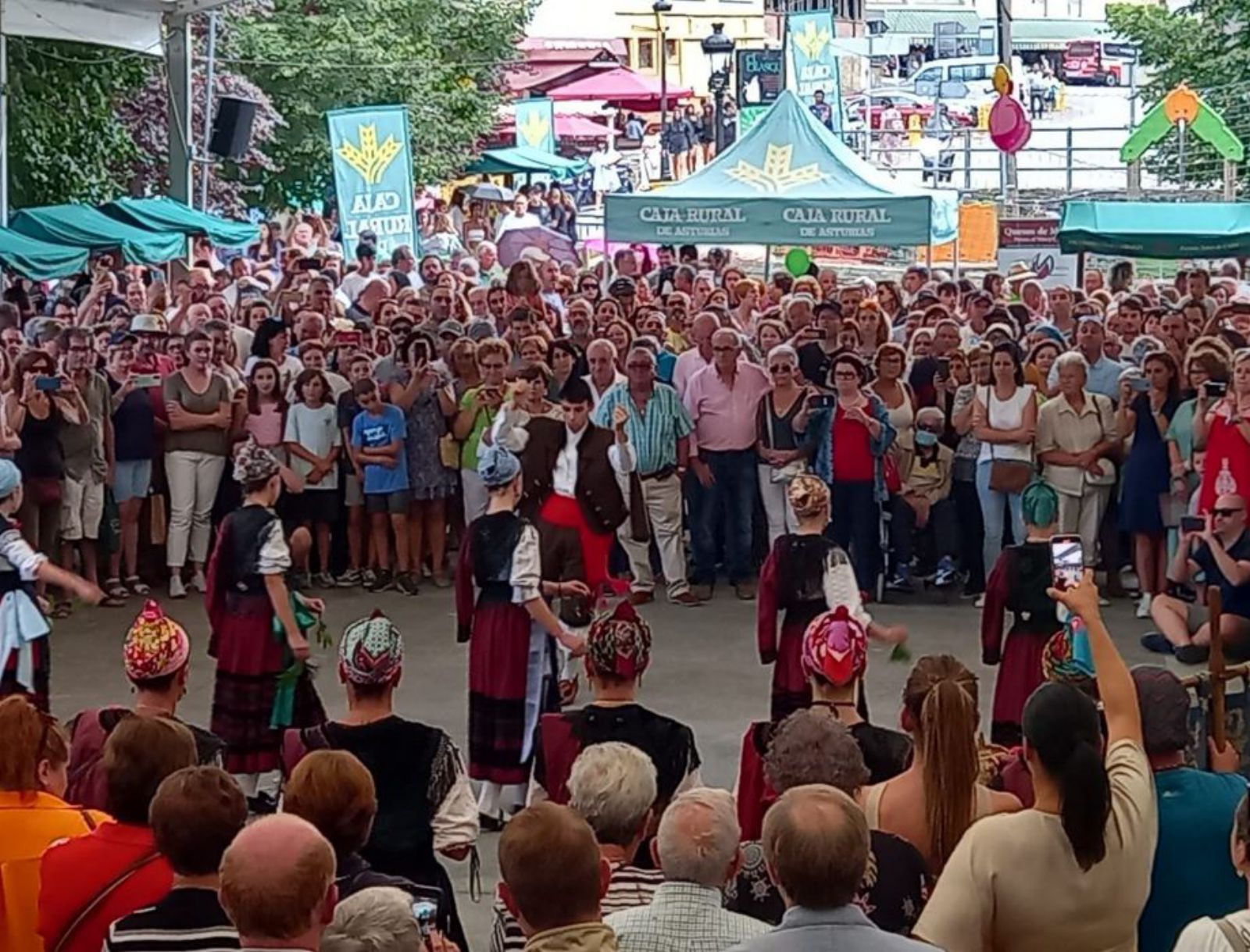 El Corri Corri infantil baila en el recinto del certamen. | M. V.