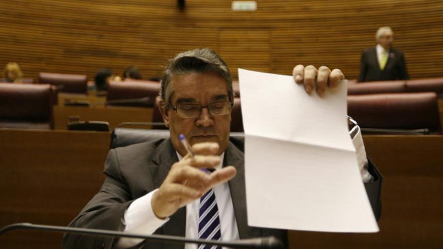 El conseller de Hacienda, José Manuel Vela, antes de comenzar el pleno de las Corts.