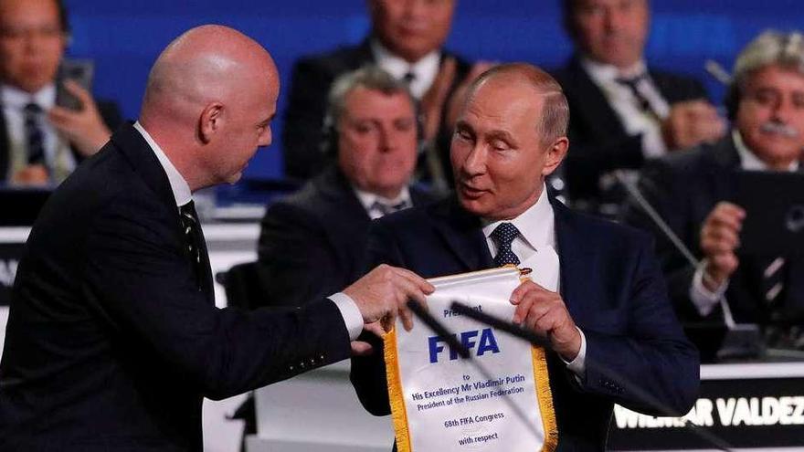 El presidente de la FIFA, Gianni Infantino, junto a Putin ayer en Moscú.