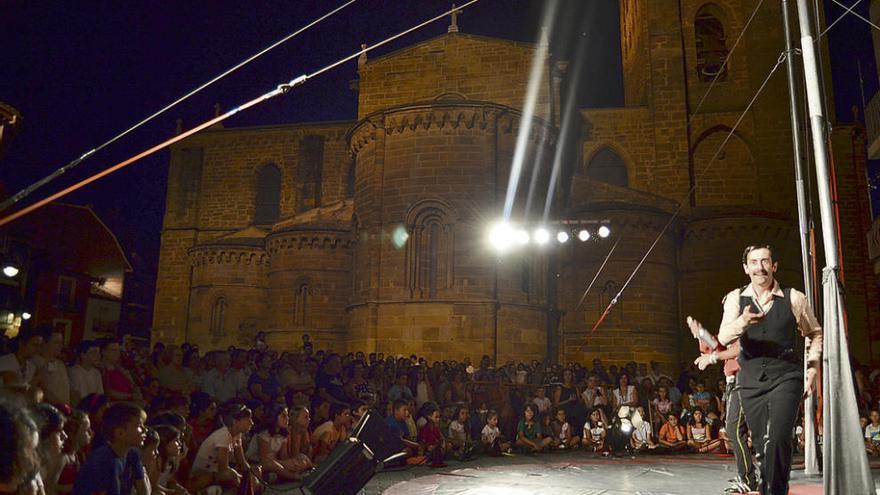 Numeroso público acudió a los pies de la iglesia de Santa María para ver el espectáculo.