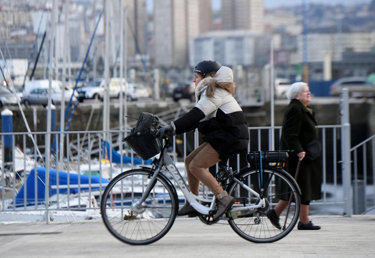 Una usuaria de bicicleta en A Coruña