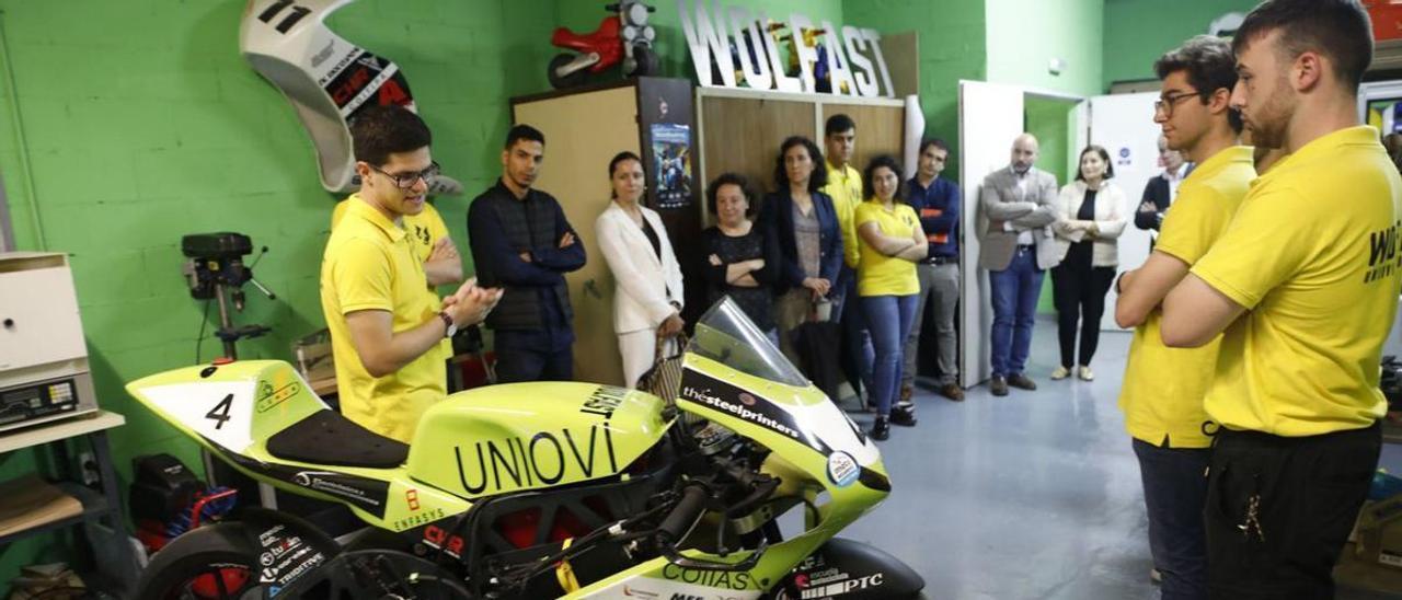 Por la izquierda, Eloy Ceñera, durante la explicación sobre el desarrollo de la moto, junto a varios de sus compañeros de equipo y diversas personalidades, ayer. | Marcos León