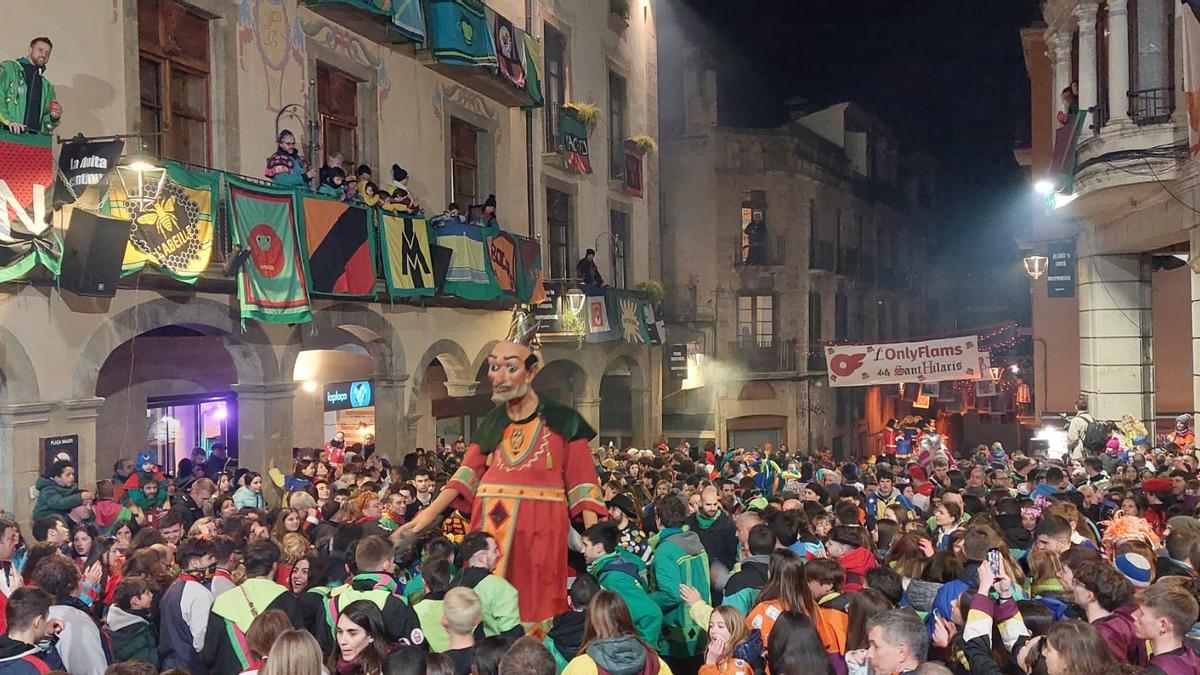 La plaça Major amb centenars de solsonins amb ganes de gaudir de la primera nit de disbauxa a Solsona