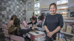 Caiping Xie en su salón de belleza en la Plaça del Rellotge